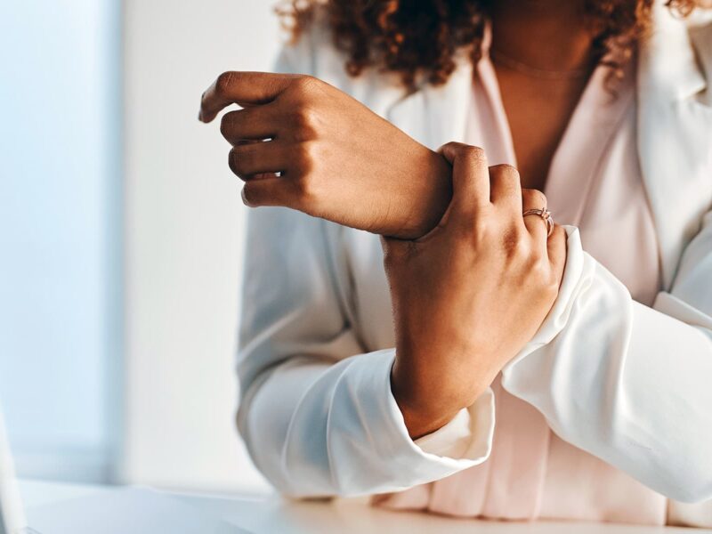Implantable Ice Pack Relieves Pain Without Freezing 8 1800x1200 businesswoman experiencing wrist pain