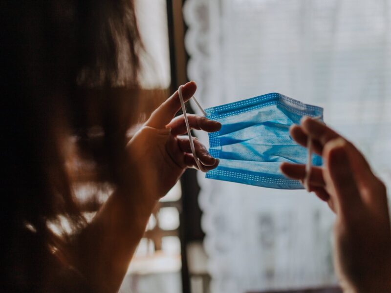 TSA Extends Mask Mandate for U.S. Travelers to January 5 1800x1200 holding mask