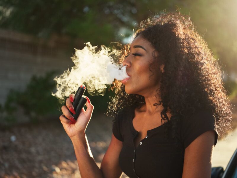 1800x1200 woman vaping