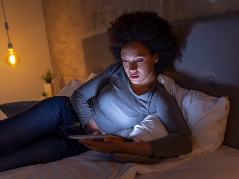 1800x1200 woman on bed using tablet computer other