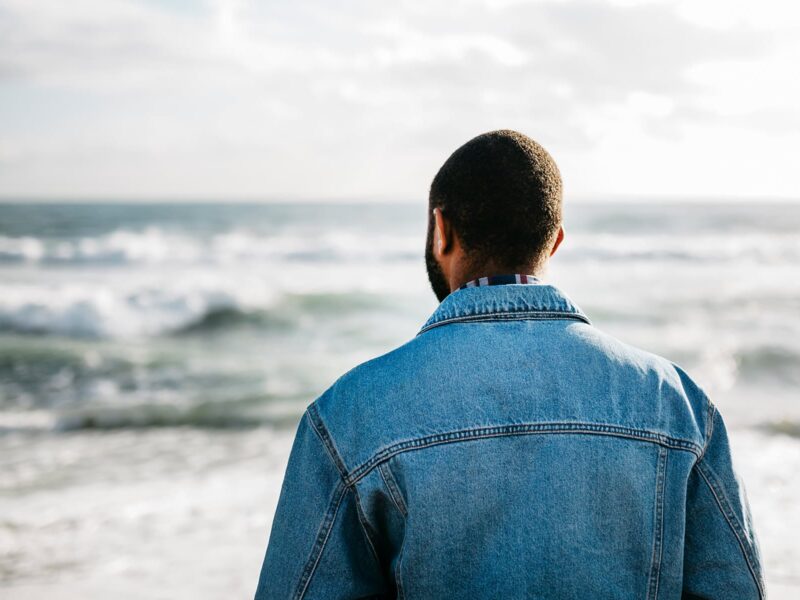 1800x1200 young man looking at the ocean